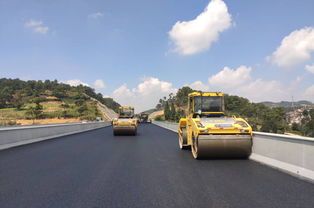 中國水利水電第三工程局 基層動態 石瀘高速公路項目路面瀝青上面層開始施工