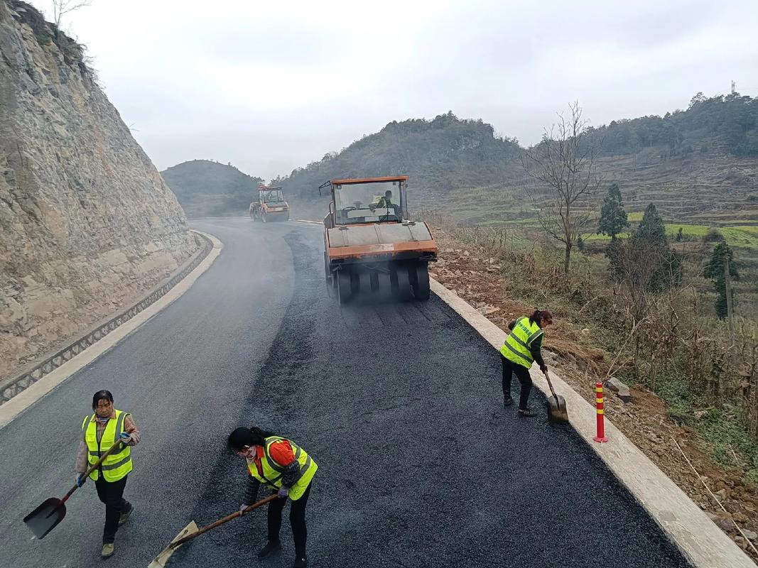 貴州旭輝科技建設(shè)安龍縣海子至灑雨公路改擴(kuò)建工程,道路瀝青路面 - 抖