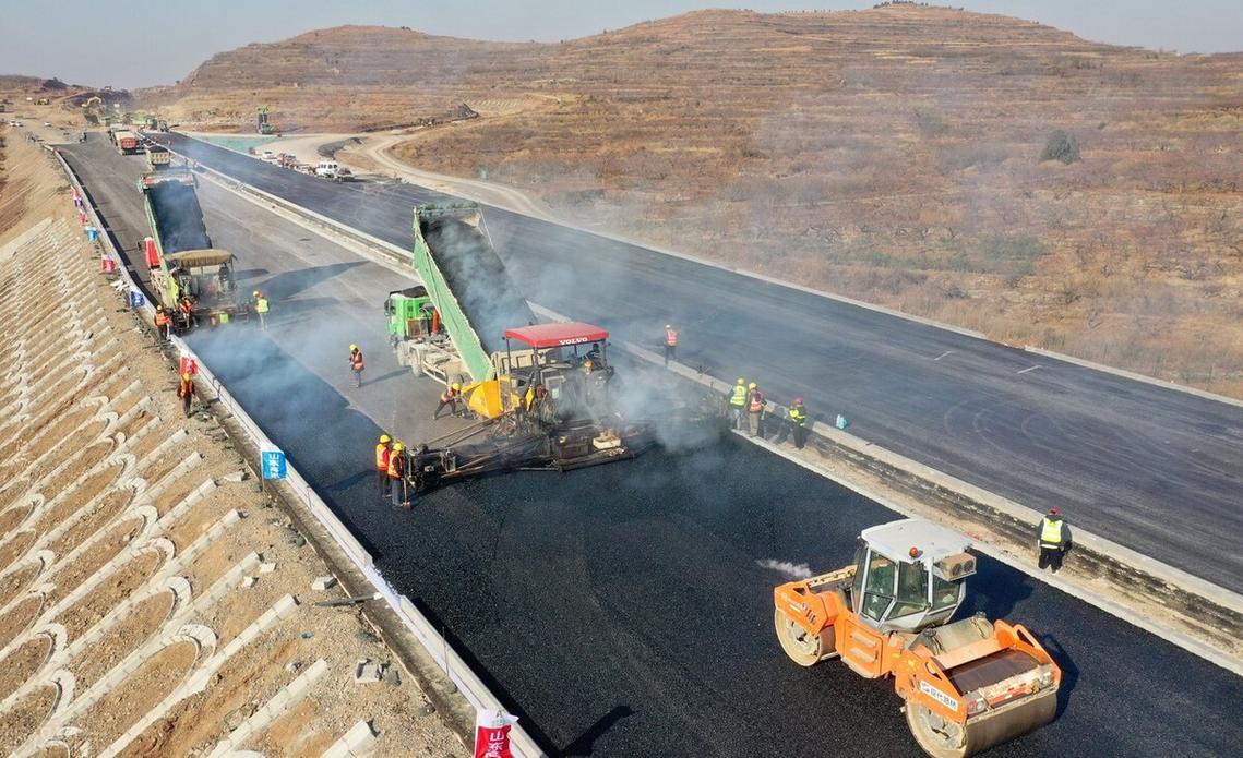 山東臨沂至滕州高速公路路面工程瀝青攤鋪施工 現(xiàn)場(chǎng)一派繁忙