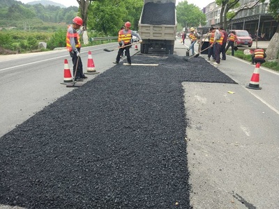 衡陽南岳區公路局積極修復破損瀝青路面【圖】