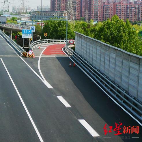 大連一道路通車首日現(xiàn)交通事故 當(dāng)?shù)鼗貞?yīng) 豆腐渣 工程質(zhì)疑 新鋪路面有顆粒脫落很正常