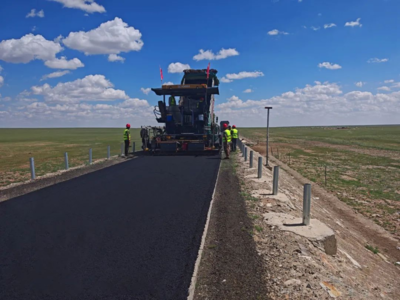 Y313線(那仁寶拉格蘇木至別力古臺(tái))段公路瀝青路面施工快速推進(jìn)