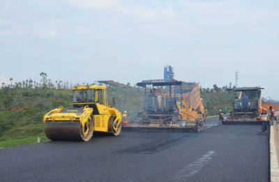 平文高速公路瀝青路面試驗段順利通過驗收，中鐵二十三局三公司穩步推進路橋附屬工程